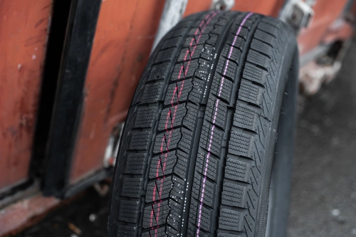 фото протектора и шины ICEPIONEER 868 Шина ZMAX ICEPIONEER 868 225/40 R18 92H