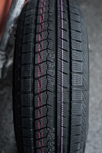 фото протектора и шины ICEPIONEER 868 Шина ZMAX ICEPIONEER 868 225/40 R18 92H